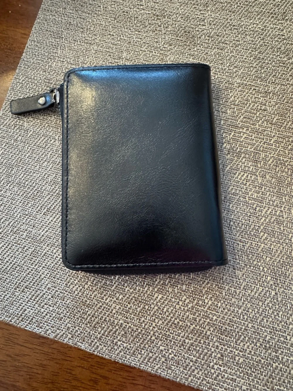 Men’s zip‎ leather wallet in black.